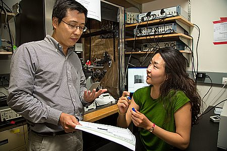 Salk scientist Lei Wang and graduate student Ji-Yong Kang.