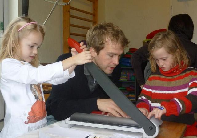 Scientists from the University of Marburg cut paper strips with preschool children to fabricate a terahertz polarization rotator that uses the principle of form birefringence.