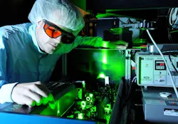 A mode-locked laser at the Max-Planck-Institute of Quantum Optics emits few-cycle pulses of light. A new glass-based phase detector enables simpler and more precise control of their waveforms.