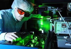 A mode-locked laser at the Max-Planck-Institute of Quantum Optics emits few-cycle pulses of light. A new glass-based phase detector enables simpler and more precise control of their waveforms.