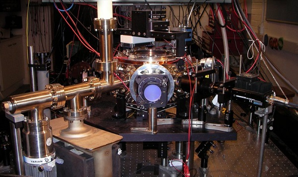 An end-on view of the vacuum chamber is shown that is part of a new interferometric cooling technique.