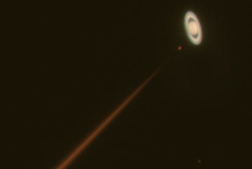 The path of the SodiumStar laser beam through the atmosphere can be seen due to Rayleigh scattering, but the visibility falls to zero after a few tens of kilometers of height. When the beam enters the mesosphere&apos;s sodium layer at 100 km altitude, however, it generates the artificial star needed for adaptive-optics correction. Pointing the guide star at Saturn not only helps to orient in the night sky but leads to impressive snapshots.