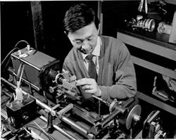 FIGURE 1. Charles Kao measuring attenuation of bulk silica at Standard Telecommunications Laboratories. FIGURE 1. Charles Kao measuring attenuation of bulk silica at Standard Telecommunications Laboratories.