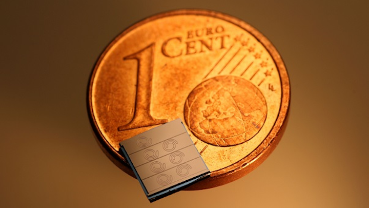 Researchers funded by the Swiss National Science Foundation (SNSF) have made a chip-based device that can generate a laser signal with frequencies spaced in a comb-like fashion. Their work could be used in telecommunications applications and in chemical analysis. (Image credit: Tobias Kippenberg/EPFL)