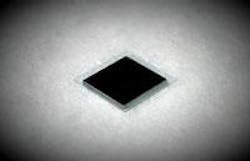 A thin diamond heat spreader is bonded to a VECSEL (top). A Raman laser pumps the VECSEL at a 25-degree angle to the normal (bottom). A thin diamond heat spreader is bonded to a VECSEL (top). A Raman laser pumps the VECSEL at a 25-degree angle to the normal (bottom).