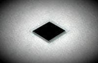 A thin diamond heat spreader is bonded to a VECSEL (top). A Raman laser pumps the VECSEL at a 25-degree angle to the normal (bottom). A thin diamond heat spreader is bonded to a VECSEL (top). A Raman laser pumps the VECSEL at a 25-degree angle to the normal (bottom).