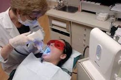 Blue light excites green-red fluorescence in oral tissues, highlighting any cancerous or precancerous areas. Blue light excites green-red fluorescence in oral tissues, highlighting any cancerous or precancerous areas.