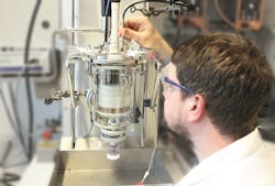 A new sensor will make it possible to analyze the manufacturing process of wall paints and varnishes directly and in real time in the reaction container. A new sensor will make it possible to analyze the manufacturing process of wall paints and varnishes directly and in real time in the reaction container.