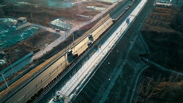 Workers are installing photovoltaic devices on the southern ring road of Jinan, East China's Shandong province. (Image credit: China Daily)