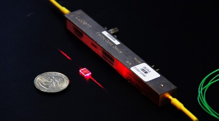 Monolithic integrated lithium niobate modulator operates at CMOS voltages of about a volt