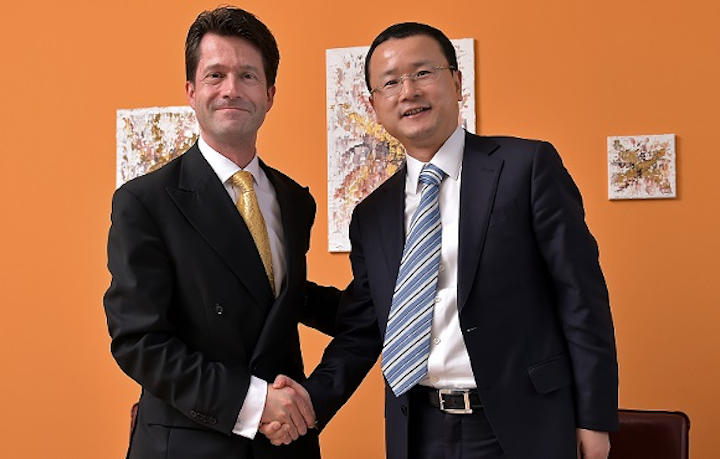 Leoni and Hengtong Optic-Electric plan the joint production of single-mode optical fibers for telecommunications and data networks in Jena for the European market. Shown are Bruno Fankhauser (left), member of the board of directors of Leoni with responsibility for the Wire & Cable Solutions Division, and Jianlin Qian (right), chairman of the board of Hengtong, signing a framework investment agreement to establish a joint venture that will create additional jobs. (Image credit: Leoni)