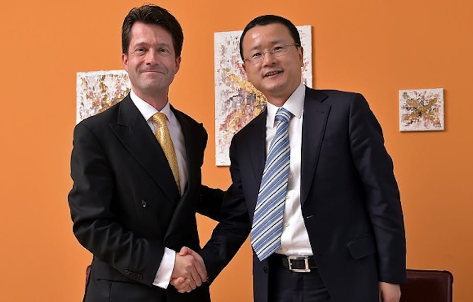 Leoni and Hengtong Optic-Electric plan the joint production of single-mode optical fibers for telecommunications and data networks in Jena for the European market. Shown are Bruno Fankhauser (left), member of the board of directors of Leoni with responsibility for the Wire &amp; Cable Solutions Division, and Jianlin Qian (right), chairman of the board of Hengtong, signing a framework investment agreement to establish a joint venture that will create additional jobs.