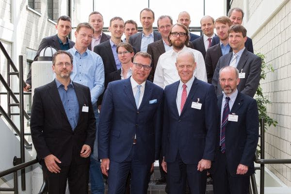 Image: The new Fraunhofer Cluster of Excellence: Advanced Photon Sources is directed by Andreas T&uuml;nnermann (2nd f.l.) and Reinhard Poprawe (3rd f.l.).
