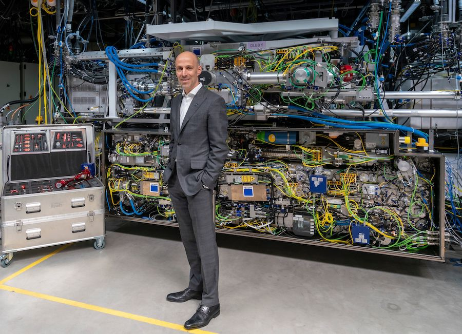  Peter Leibinger, directeur technique de TRUMPF, montre le laser CO2 de 40 kW qui pompe le générateur EUV.