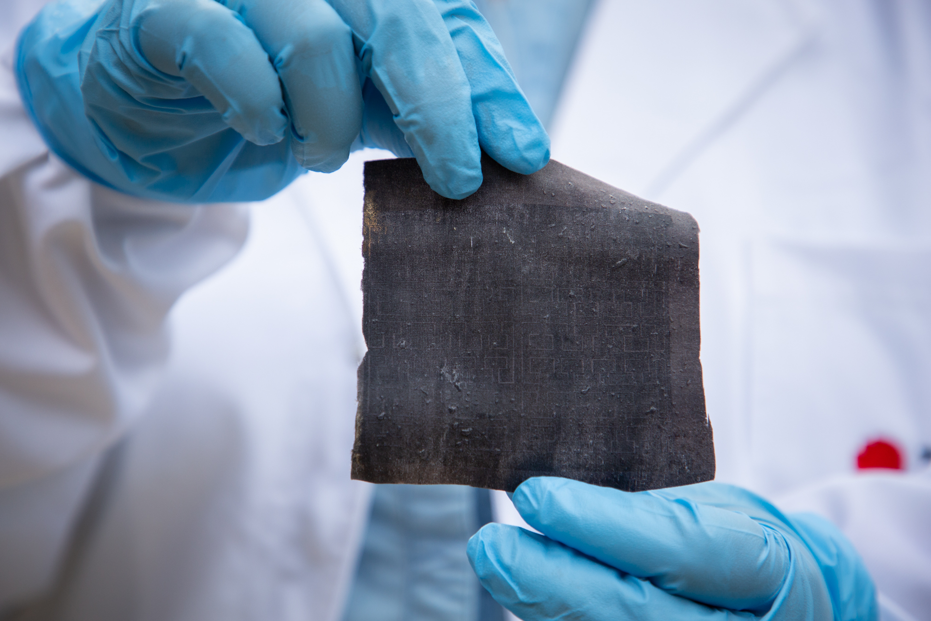 Nylon fabric contains a graphene film laser-patterned to form electrodes in a fractal geometry; an electrolyte turns the prototype cloth into a supercapacitor that retains 80% capacitance, even after 50 wash and dry cycles in commercial laundering machines.