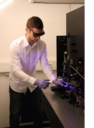 Jan Ornik works on the luminescence setup for the detection of microplastics.