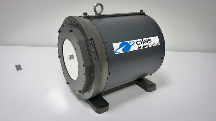 Shown is a prototype of the deformable mirror developed by CILAS with the help of ESO. To support research and technological development in Europe, and to ensure the availability of necessary technology for ESO telescopes, ESO worked together with CILAS and the Thirty Meter Telescope International Observatory in 2013-2015 on the design and development of actuators for deformable mirrors.