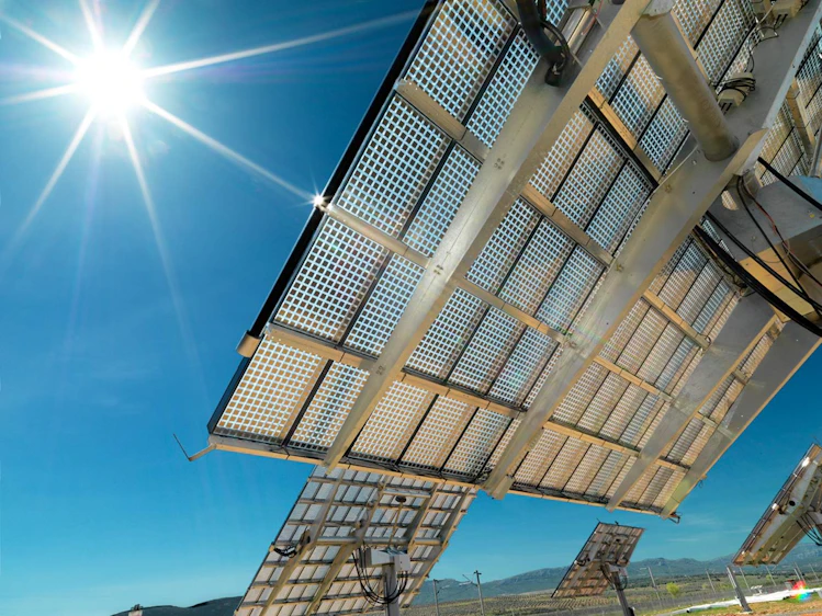 PHOTONICS APPLIED: PHOTOVOLTAIC SYSTEMS: Optics take center stage in ...