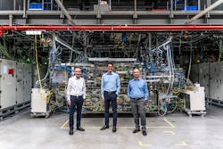 Standing in front of the world's strongest pulsed industrial laser are (L-R) Dr. Peter Kürz from ZEISS Semiconductor Manufacturing Technology (SMT); Michael Kösters from TRUMPF Lasersystems for Semiconductor Manufacturing; and Sergiy Yulin from Fraunhofer IOF. (Copyright: Deutscher Zukunftspreis/Ansgar Pudenz) Standing in front of the world's strongest pulsed industrial laser are (L-R) Dr. Peter Kürz from ZEISS Semiconductor Manufacturing Technology (SMT); Michael Kösters from TRUMPF Lasersystems for Semiconductor Manufacturing; and Sergiy Yulin from Fraunhofer IOF. (Copyright: Deutscher Zukunftspreis/Ansgar Pudenz)