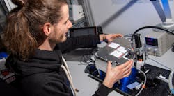 Q.ANT and SICK are jointly developing quantum sensors for industry; here, a Q.ANT employee is checking the overall functionality of the sensor at this measurement stand.