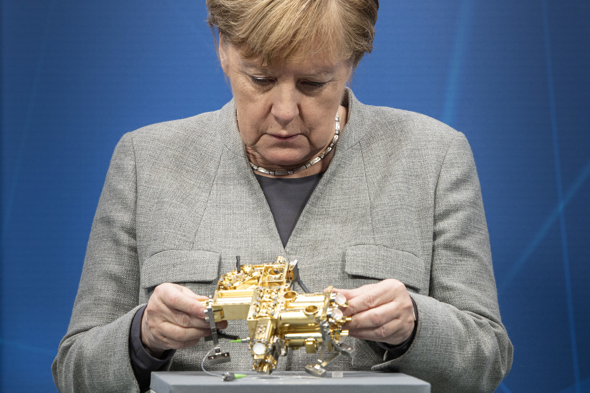 Even in 2020 quantum technology remained a key issue for German politics. In December, chancelor Dr. Angela Merkel was presented a photon source developed at Fraunhofer IOF for the secure communication.