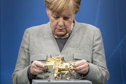 Even in 2020 quantum technology remained a key issue for German politics. In December, chancelor Dr. Angela Merkel was presented a photon source developed at Fraunhofer IOF for the secure communication. Even in 2020 quantum technology remained a key issue for German politics. In December, chancelor Dr. Angela Merkel was presented a photon source developed at Fraunhofer IOF for the secure communication.