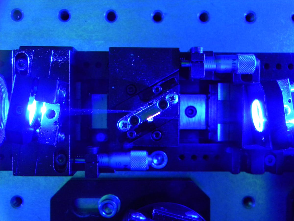 FIGURE 1. The Brewster-cut Ti:sapphire crystal shows the tight focus from the blue pump diodes.
