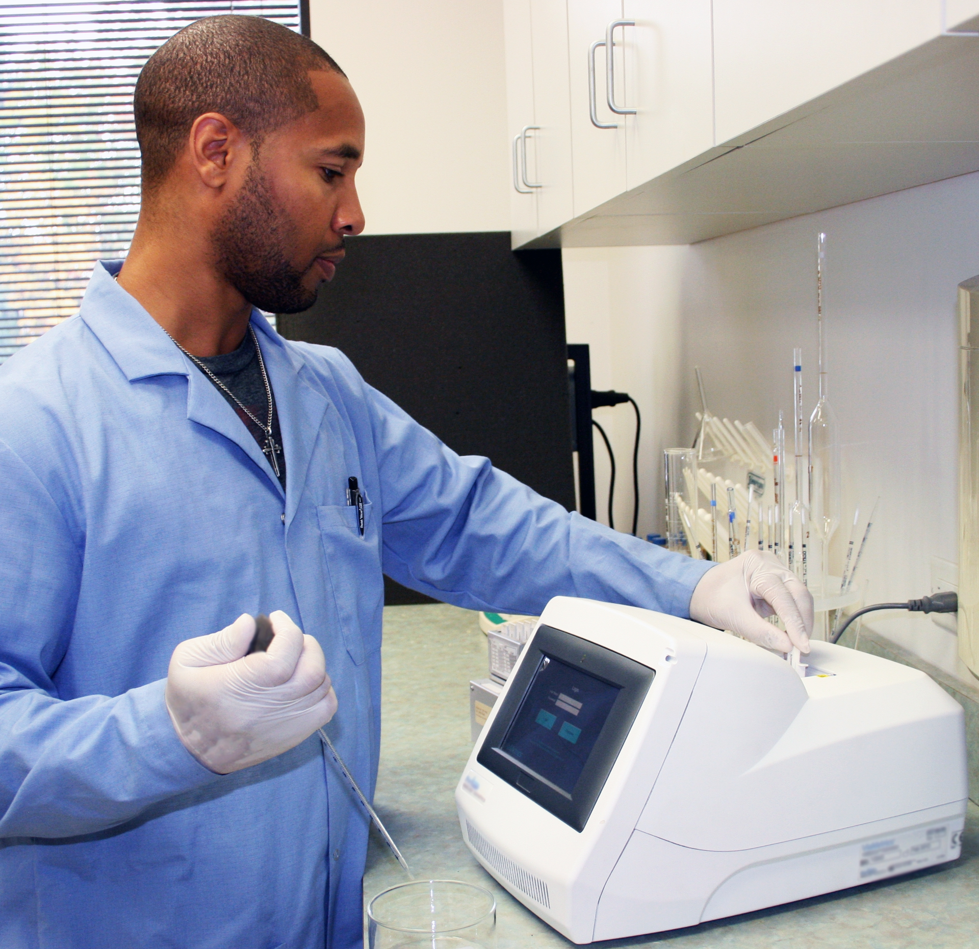 FIGURE 1. This NIR spectrophotometer, used for monitoring female eggs during in-vitro fertilization (IVF), contains a constant current tungsten-halogen light source and an indium gallium arsenide (InGaAs) array-based spectrometer.