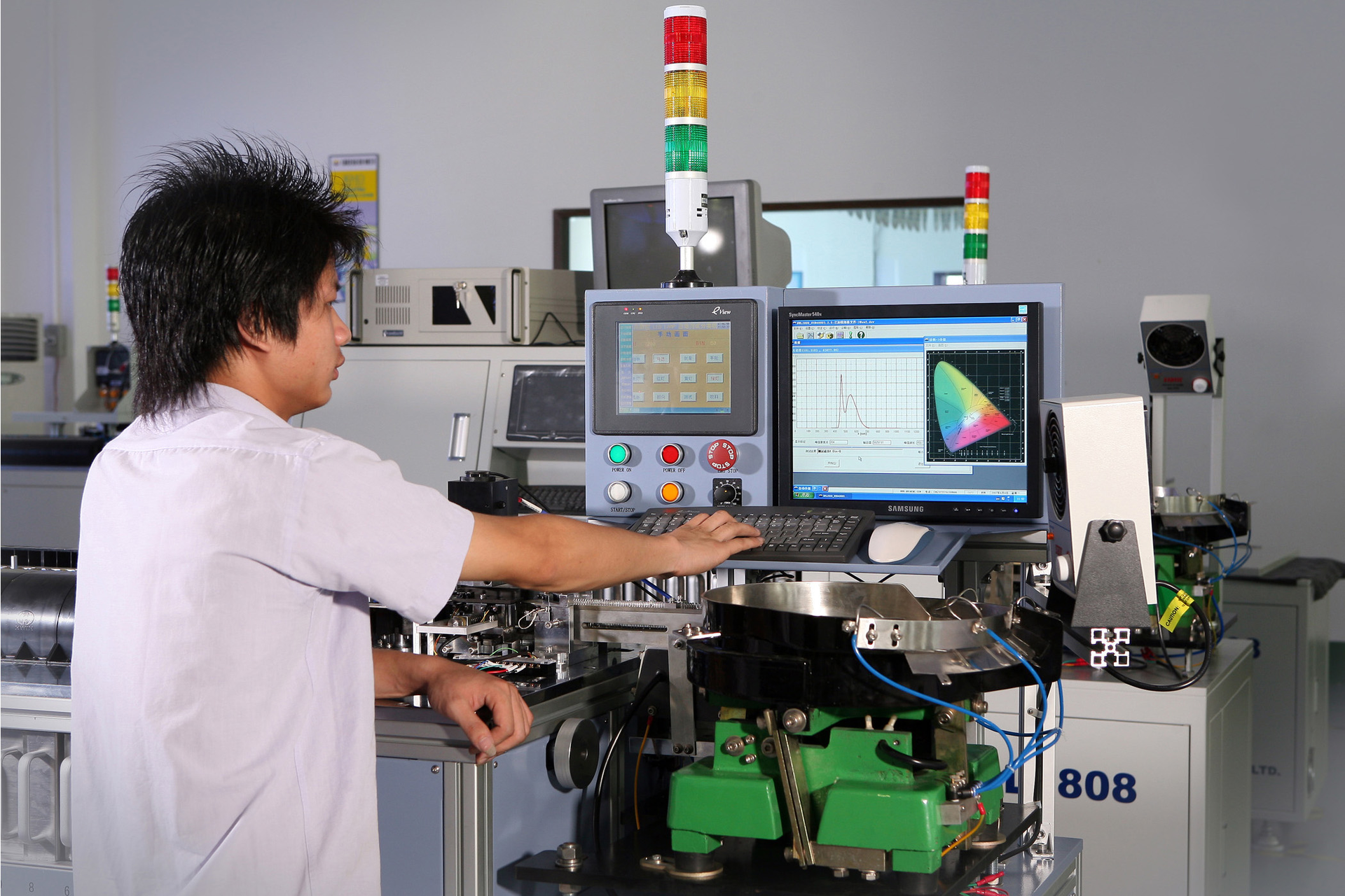 FIGURE 1. A microspectrometer enables this system to sort LEDs into bins based on their spectral emission.