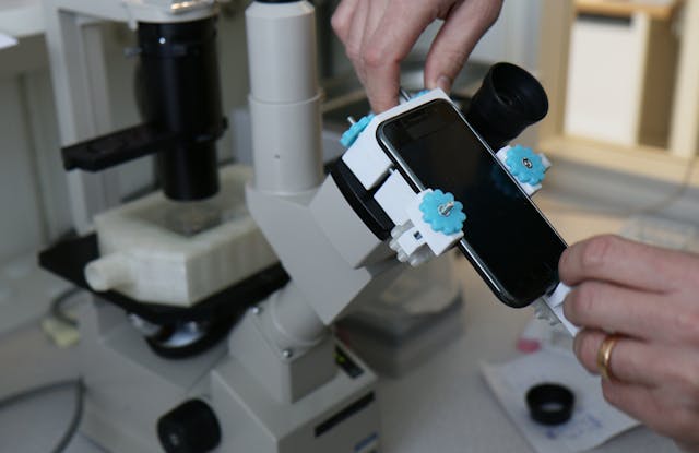 A recent study from Uppsala University shows how smartphones can be used to make movies of living cells, without the need for expensive equipment. The study is published in the open-access journal PLOS ONE, making it possible for laboratories around the world to do the same thing.