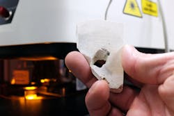 In a sample of the coralline alga Alge Clathromorphum nereostratum in the laser-ablation lab of GEOMAR, single growth rings are visible. In a sample of the coralline alga Alge Clathromorphum nereostratum in the laser-ablation lab of GEOMAR, single growth rings are visible.