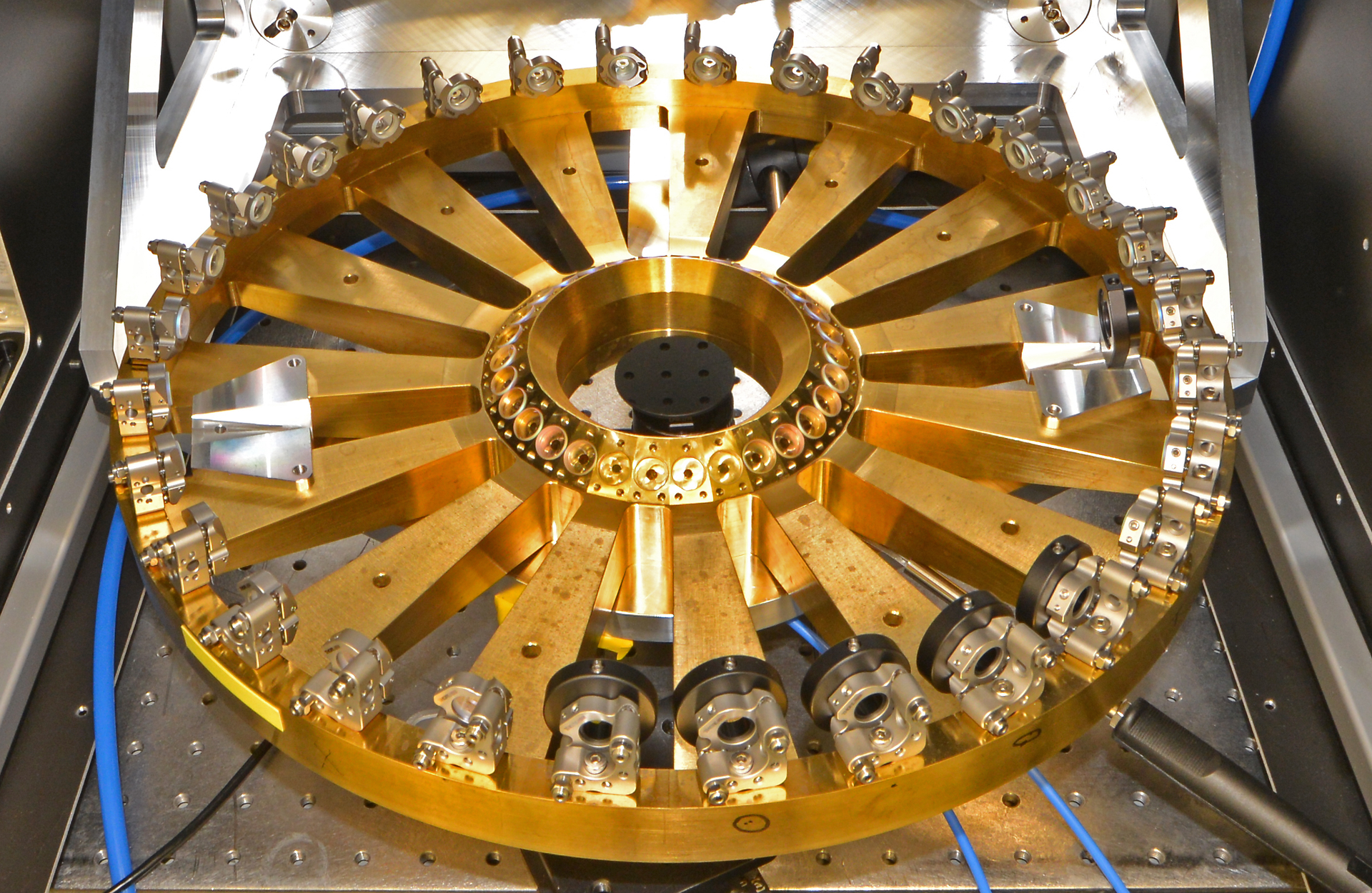 FIGURE 1. A mirror array is key for the disk laser in the heart of the new versatile laser concept.