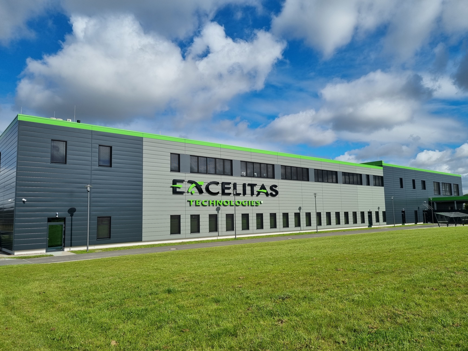 The new plant offers extensive capacities for the assembly of optomechanical products in cleanrooms and clean zones.