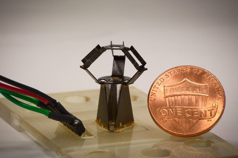 Completely unfolded, the milliDelta, with 15x 15 x 20 mm size, roughly compares to a one-cent piece; it uses piezoelectric actuators and flexural joints in its three arms to produce and control high-frequency movements of its top-mounted stage.