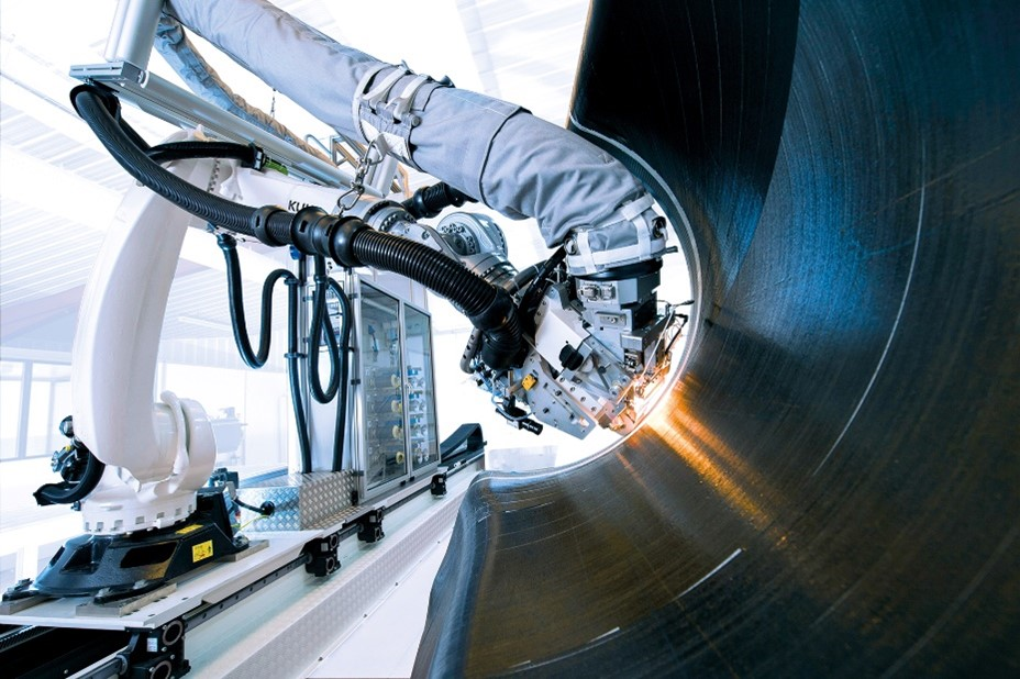 FIGURE 1. An AFP machine for manufacturing curved parts.