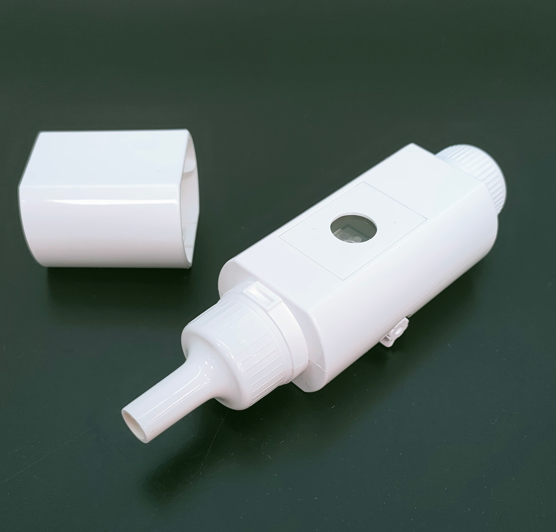 FIGURE 1. A SERS-based breathalyzer can distinguish volatile organic compounds in the breath of COVID-positive people in less than 5 minutes.