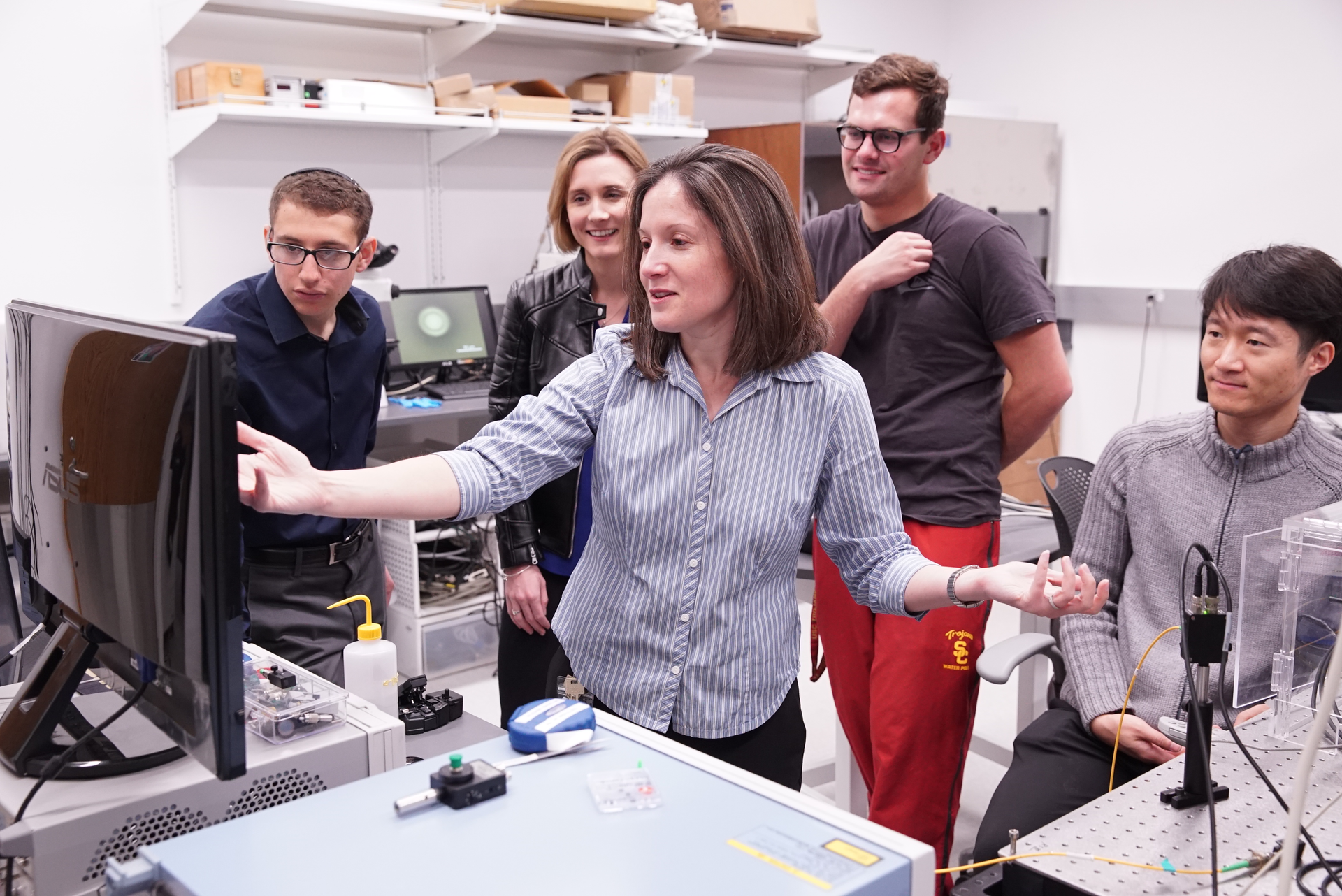 Andrea Armani leads a mix of undergraduate and graduate students. Pictured here are Hyungwoo Choi, Max Hattem, Samantha McBirney, and Brock Hudnut.