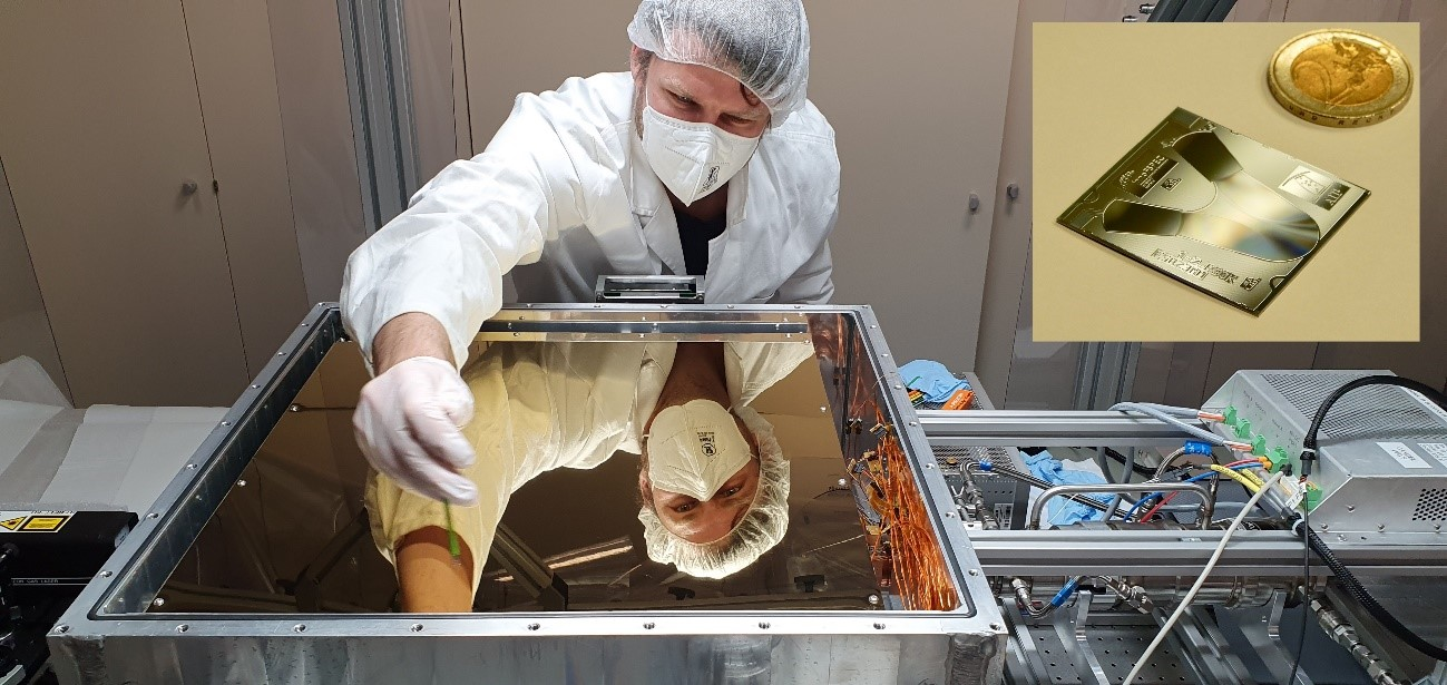 PAWS, an integrated photonics spectrograph on-a-chip prototype during integration with a cryogenically cooled Teledyne H2RG infrared array in the innoFSPEC lab. The arrayed waveguide grating (inset) delivers a spectral resolution of R=15.000 in the astronomical H band (1.55 &micro;m) with unprecedented efficiency. The chip was designed at innoFSPEC and manufactured by Enablence (U.S.). Innovative spectrographs of this kind for future space missions hold the promise of significant savings in mass and volume, when comparing, e.g., with the 196 kg heavy NIRSpec instrument onboard of James Webb Space Telescope.