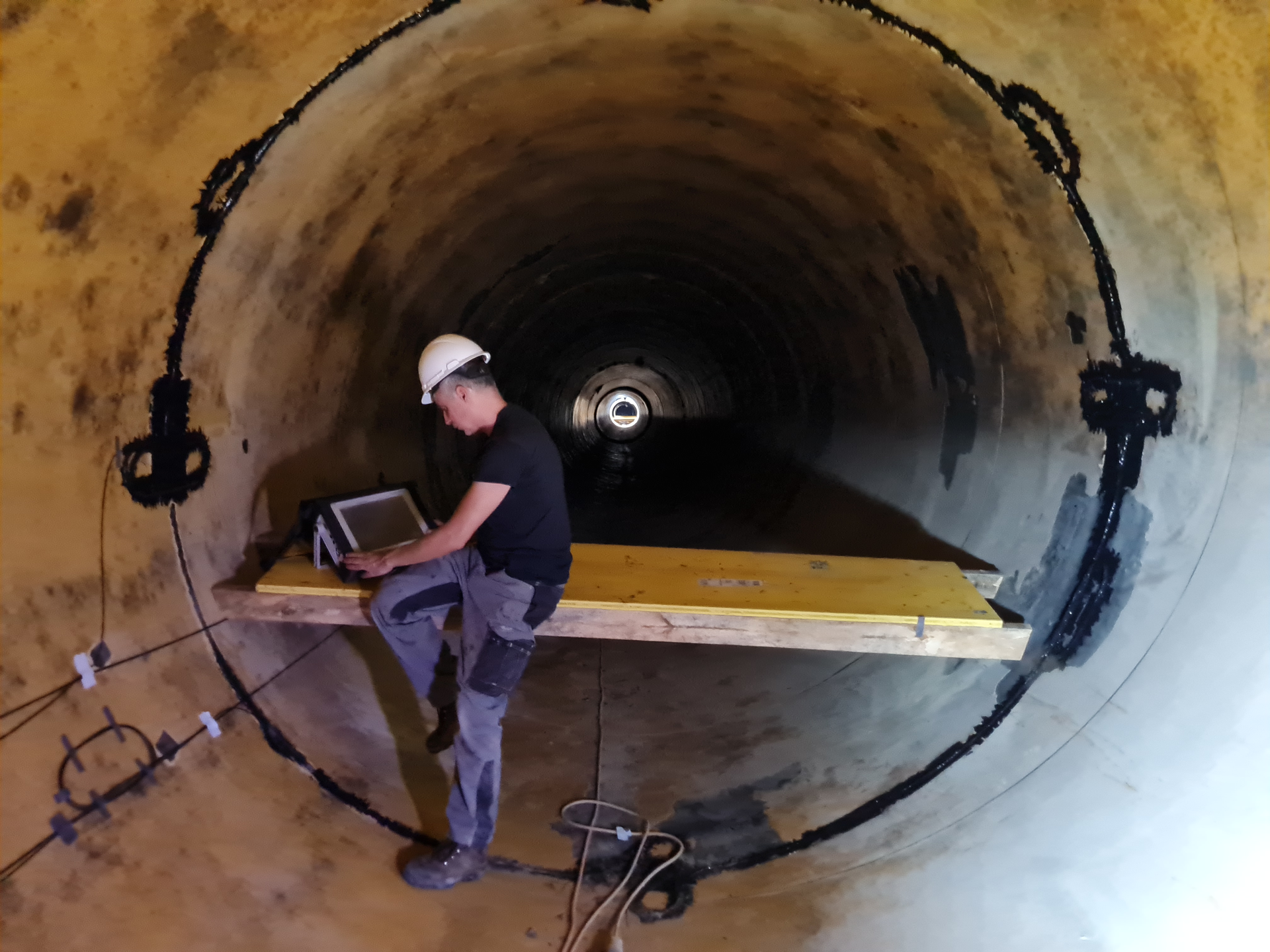 Installation of optical sensors with HBK FiberSensing&rsquo;s portable interrogator.