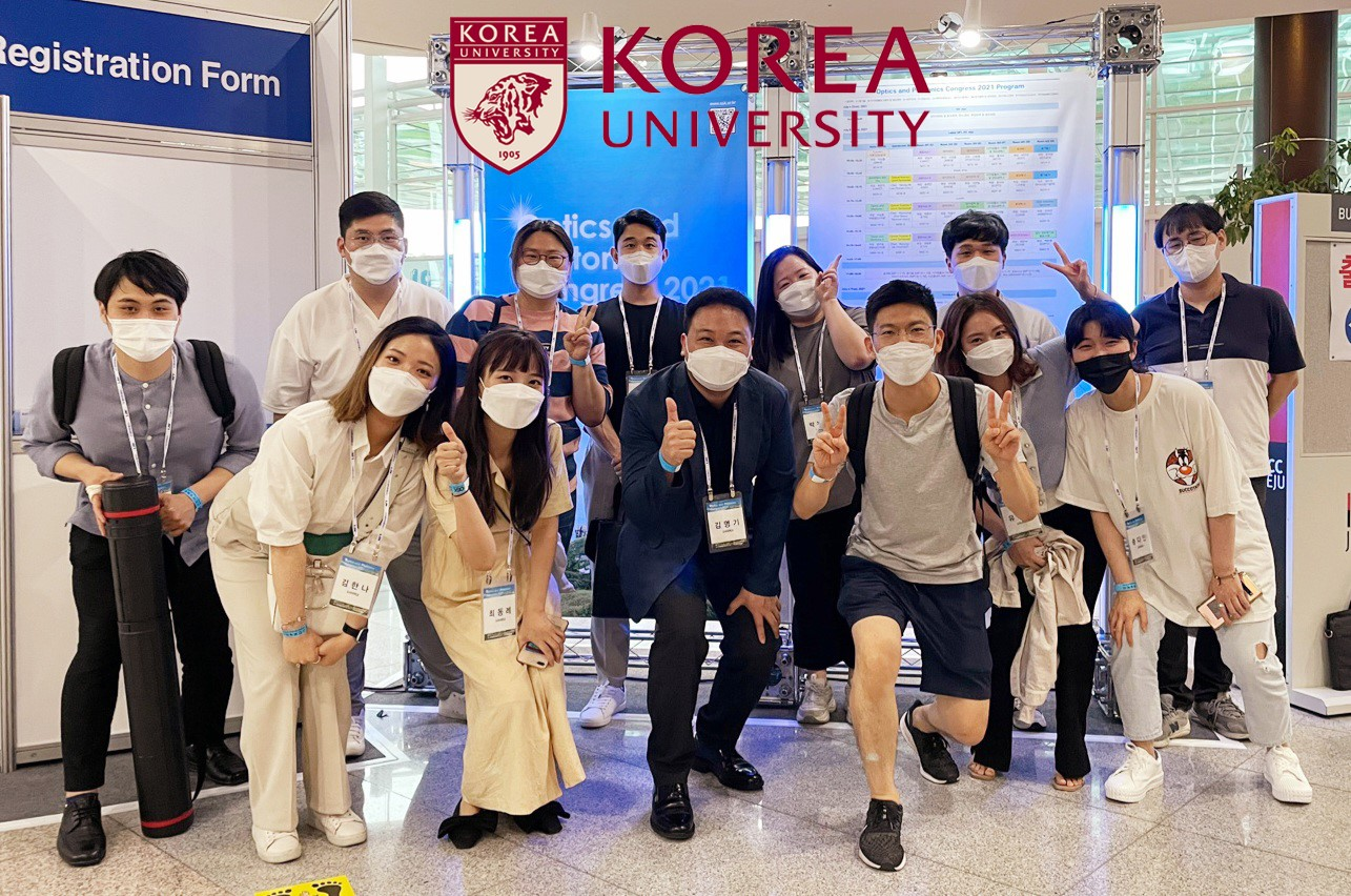 Myung-Ki Kim and the Light Engineering Laboratory team involved in this work.