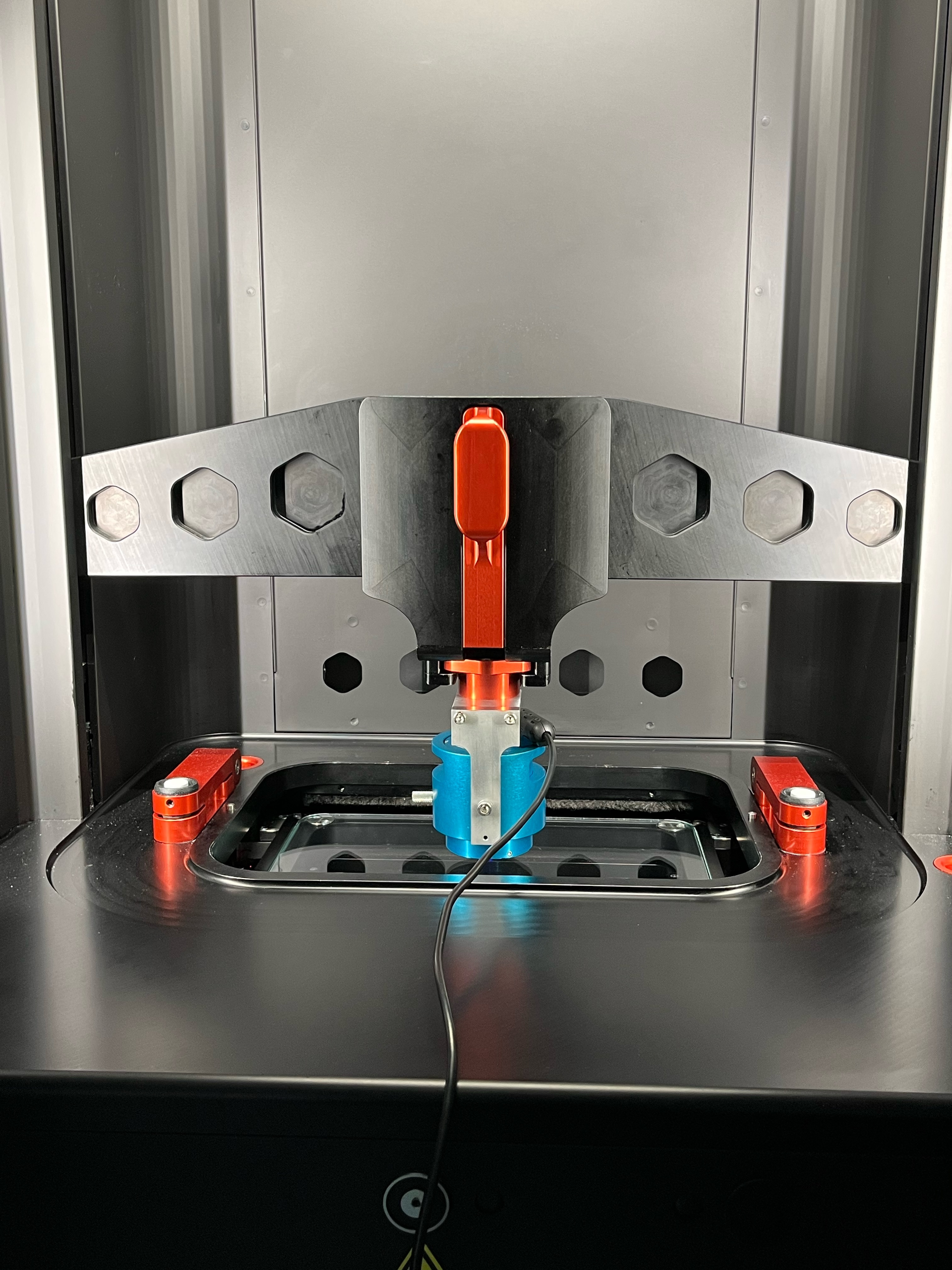 FIGURE 2. The measurement device is mounted with a bracket to measure the laser beam.