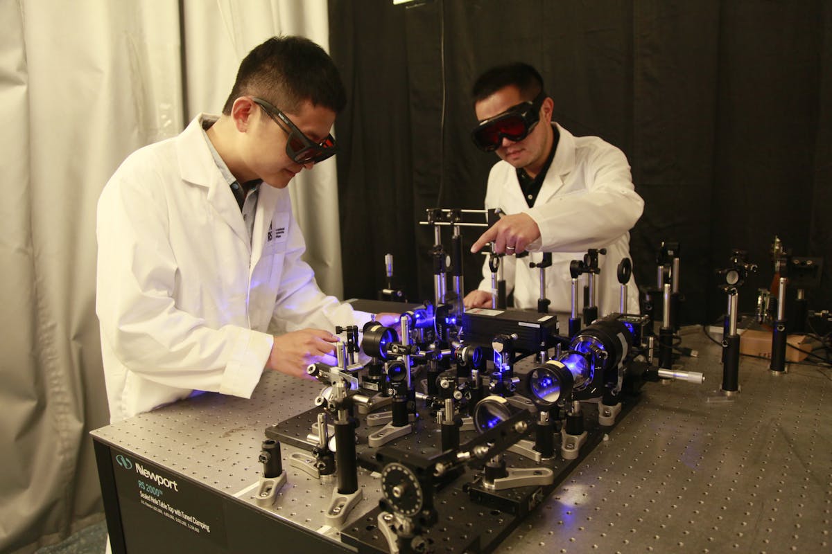 INRS researchers Xianglei Liu (left) and Jinyang Liang (right), working on the DRUM camera system.