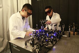 INRS researchers Xianglei Liu (left) and Jinyang Liang (right), working on the DRUM camera system.
