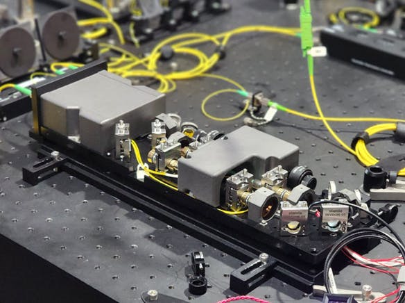 QU-SOURCE leverages a spontaneous four-wave mixing (SFWM) within an atomic vapor (rubidium) to produce highly pure polarization-entangled photon pairs.
