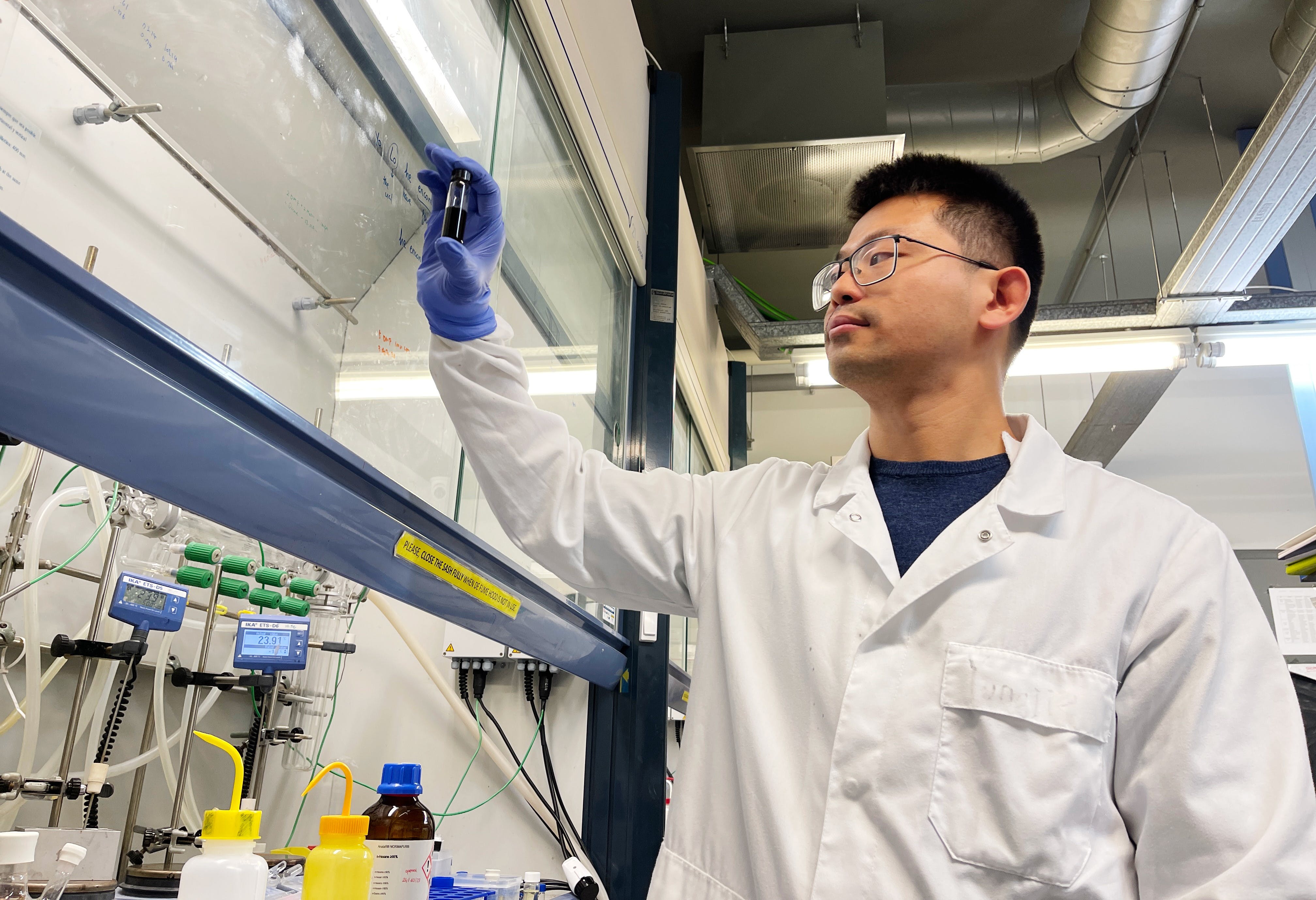 FIGURE 1. ICFO researcher Yongjie Wang holds a sample of the team&rsquo;s nontoxic quantum dots.