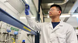FIGURE 1. ICFO researcher Yongjie Wang holds a sample of the team’s nontoxic quantum dots.