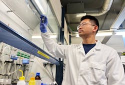 FIGURE 1. ICFO researcher Yongjie Wang holds a sample of the team’s nontoxic quantum dots. FIGURE 1. ICFO researcher Yongjie Wang holds a sample of the team’s nontoxic quantum dots.
