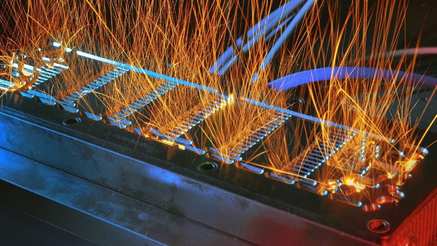 Double-beam welding of a bipolar plate: The innovative process enables faster and more efficient production of PEM fuel cells through the use of two simultaneous laser beams.