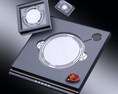 Fast, resilient MEMS mirrors up to 20 mm in diameter deflect a laser beam and guide it precisely over the workpiece. The new mirrors can withstand even high laser powers, enabling them to process aluminum and sheet steel.