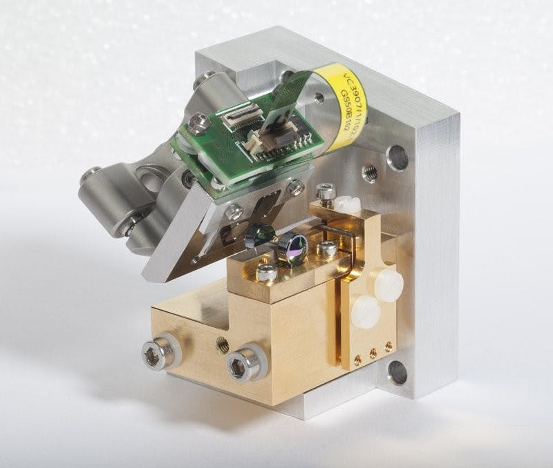 A QCL module for mobile mid-IR spectroscopy has an integrated MEMS diffraction grating.